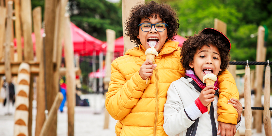 2 kinderen eten een ijsje 2 kinderen eten een ijsje
